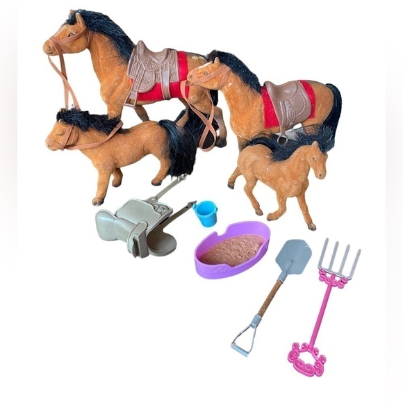 Toy Plastic Flocked Coated Felt 2 Horses and 2 Foals and Accessories - Picture 3 of 15